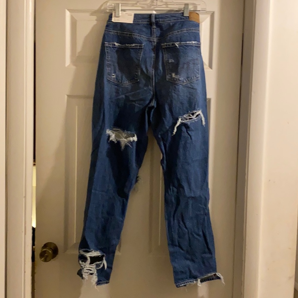 American Eagle Ripped mom jeans! Size 6. Brand New